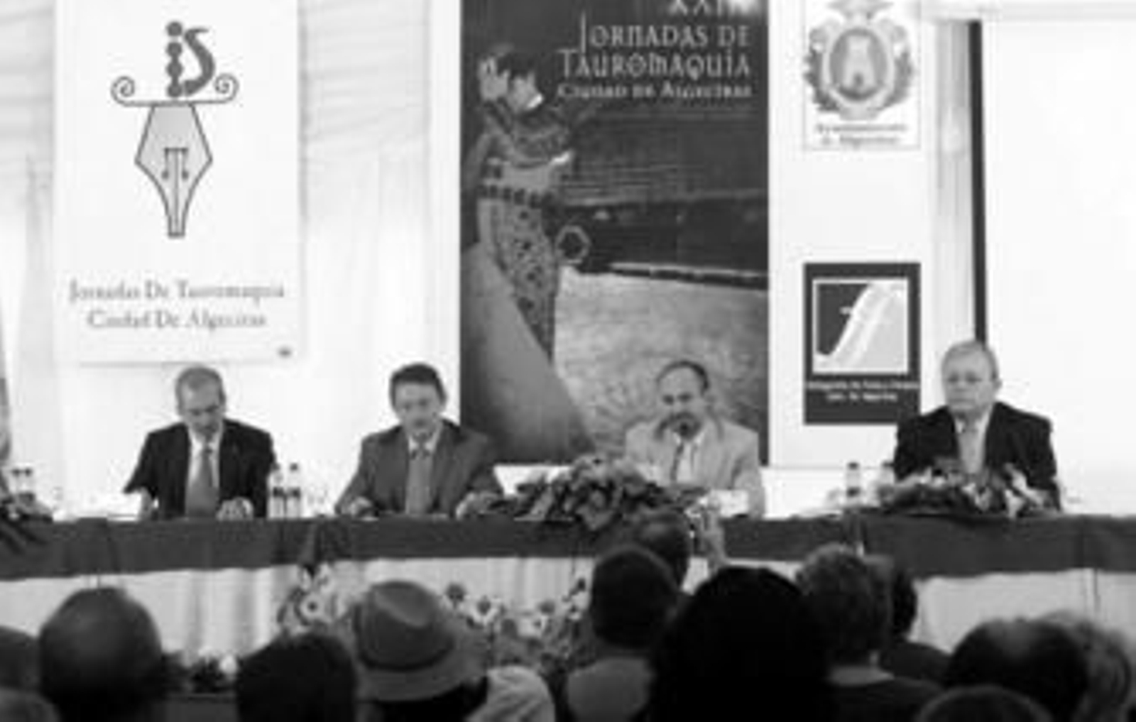 Los integrantes de la mesa redonda en un momento de la tertulia en la que se disertó sobre los modelos de gestión de las plazas de Santander y Vitoria.