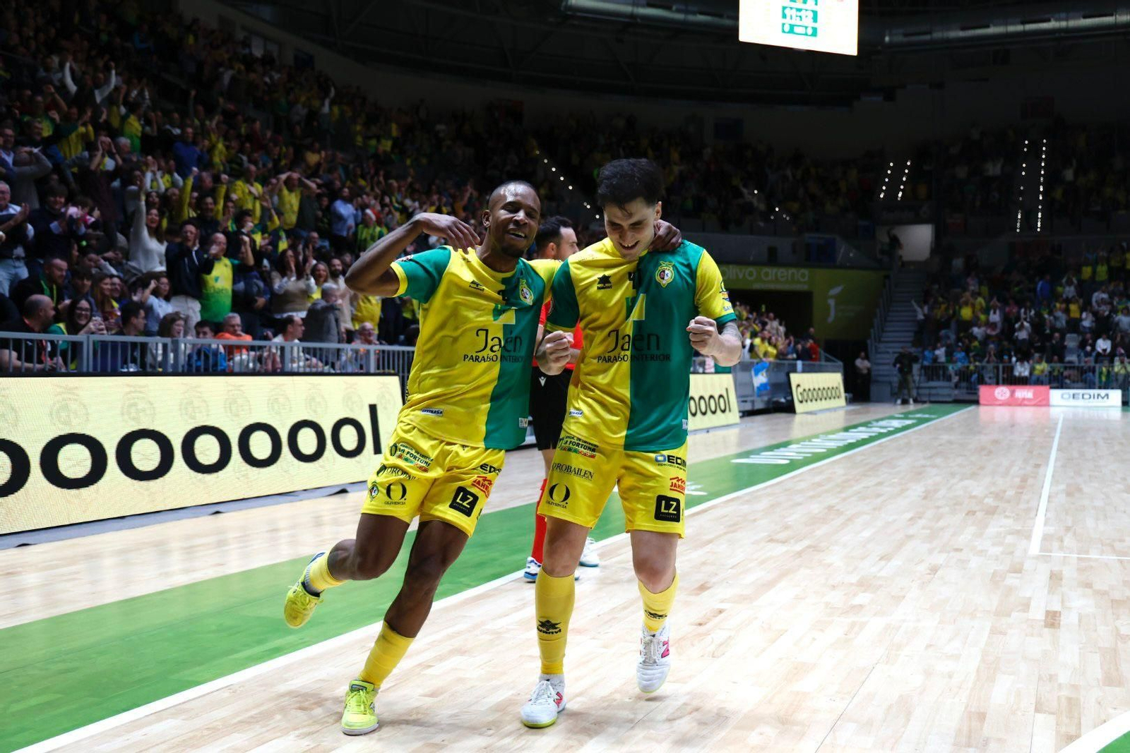 Mati Rosa y Carlos Sanz celebran el gol de tacón del pívot argentino.