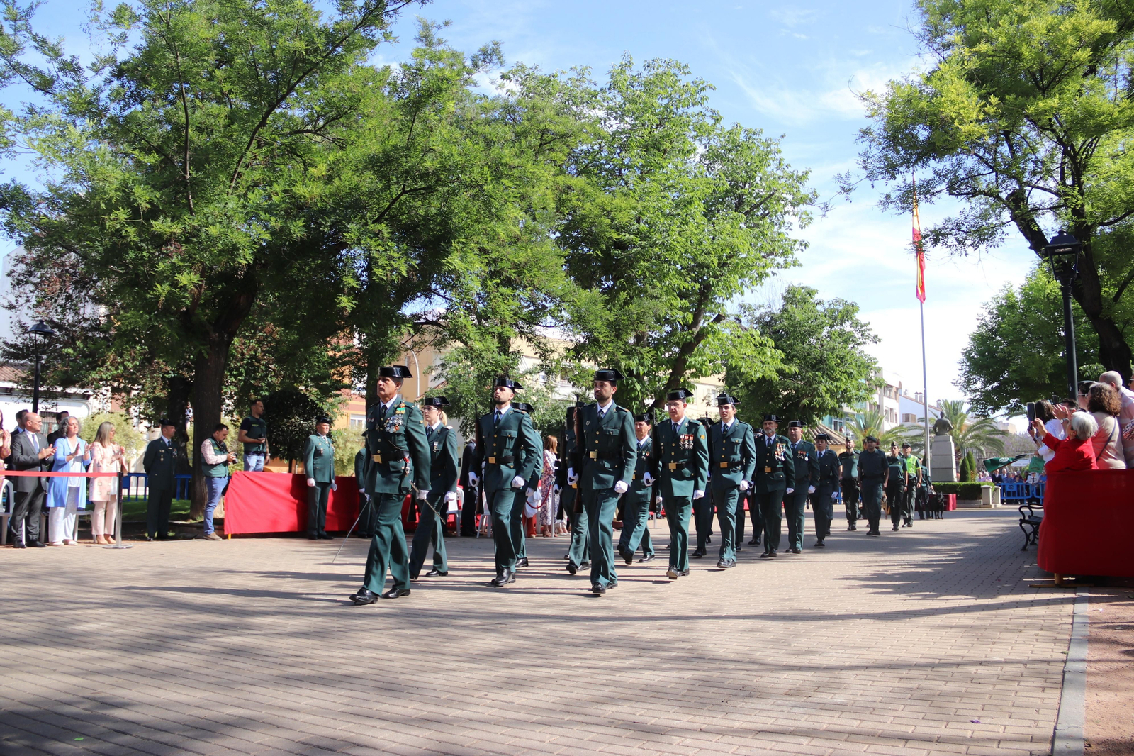 El gran desfile de la Guardia Civil en Montilla, en imágenes
