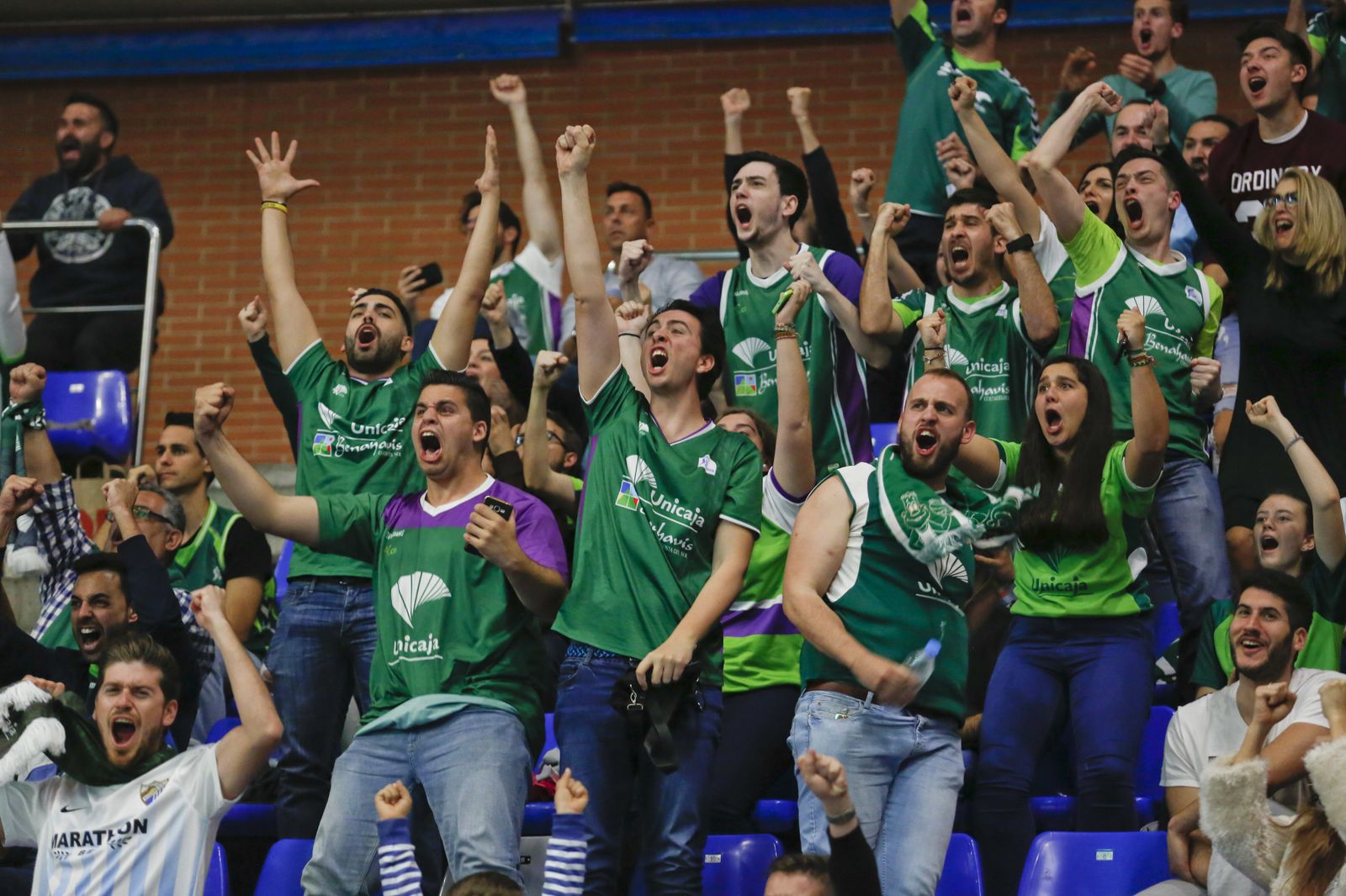 El público del Carpena celebra una canasta.