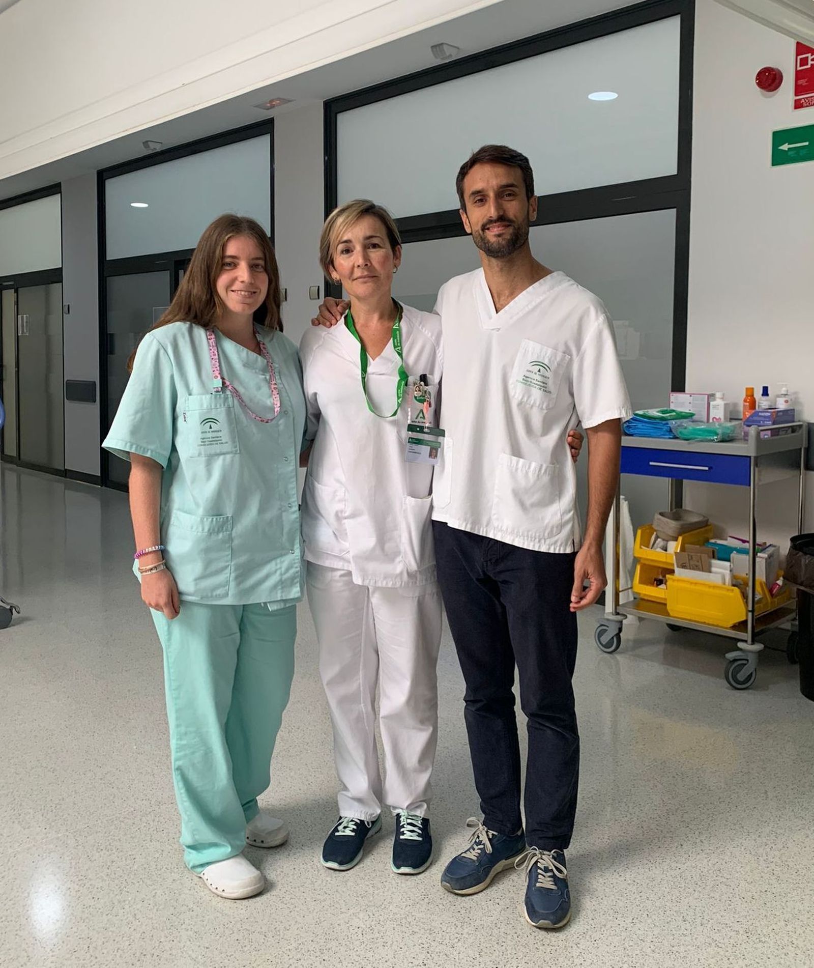 Equipo de Medicina Interna del Hospital de Alta Resolución (HARE) de Lebrija integrado por el facultativo Francisco Javier Flores acompañado a la derecha por la enfermera Isabel María Cano y a la izquierda la TCAE Estela Beatriz Maroto.