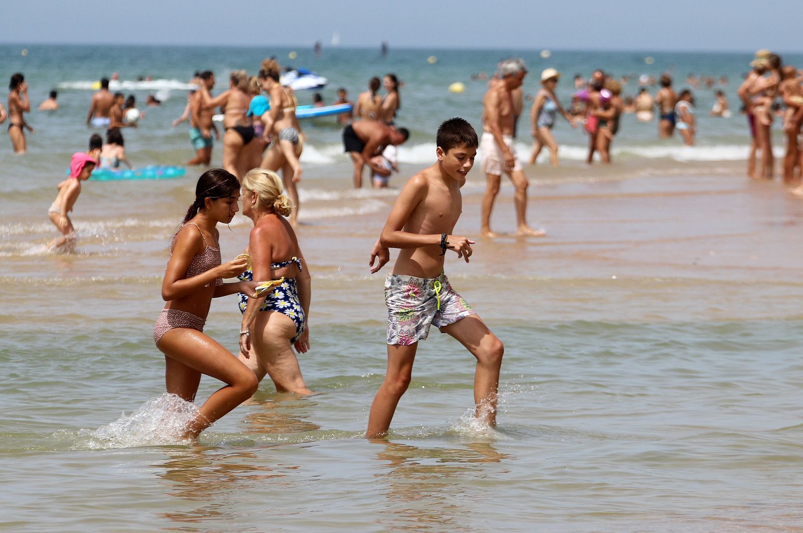 Imágenes del caluroso fin de semana en las playas de Huelva