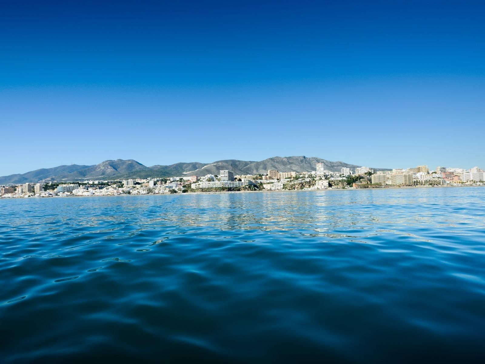 Vista de Torremolinos desde el mar.