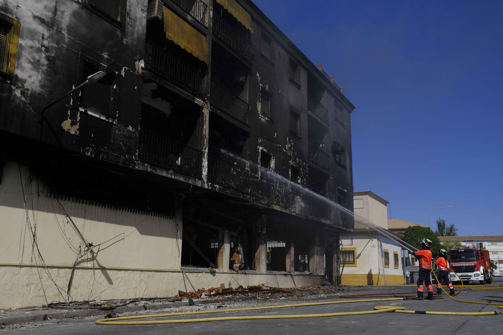 Incendio de un edificio de 18 viviendas en Ronda, en fotos