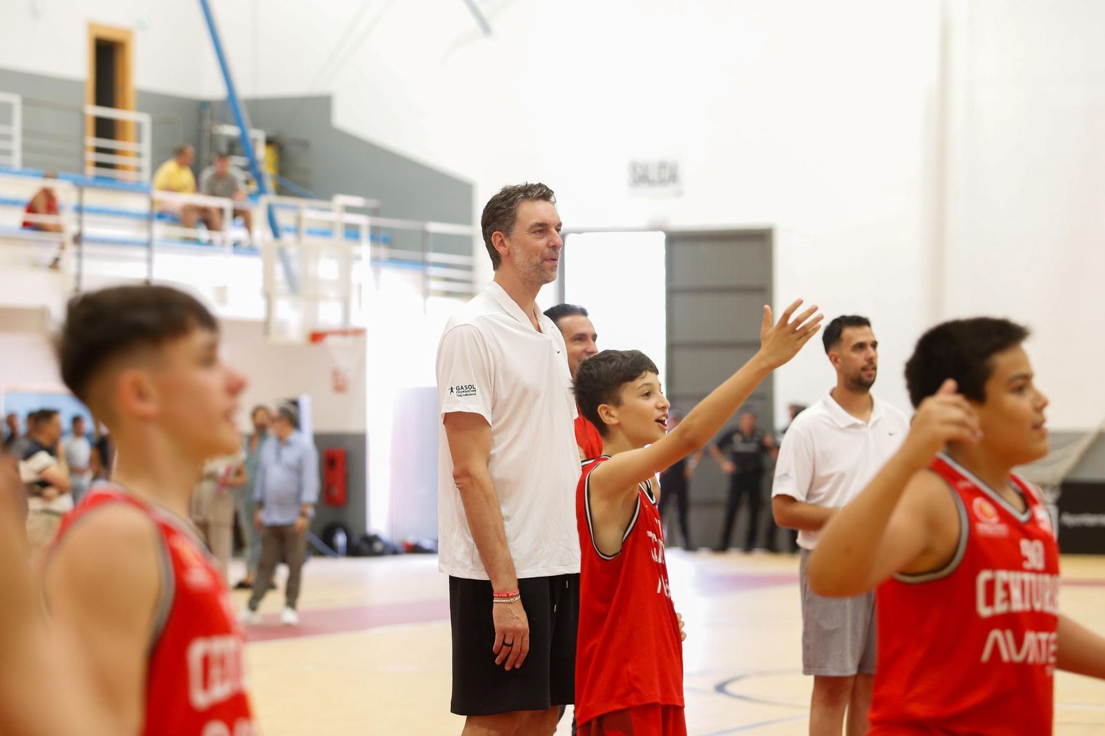 Fotos del encuentro de Pau Gasol con niños en el pabellón de San Roque