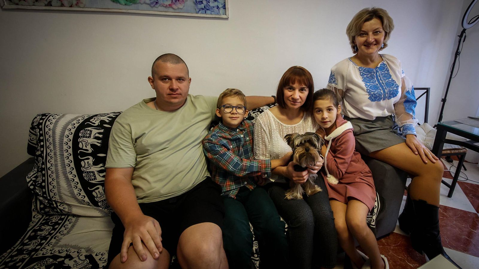 La familia, junto a su amiga Olena. La familia, junto a su amiga Olena.