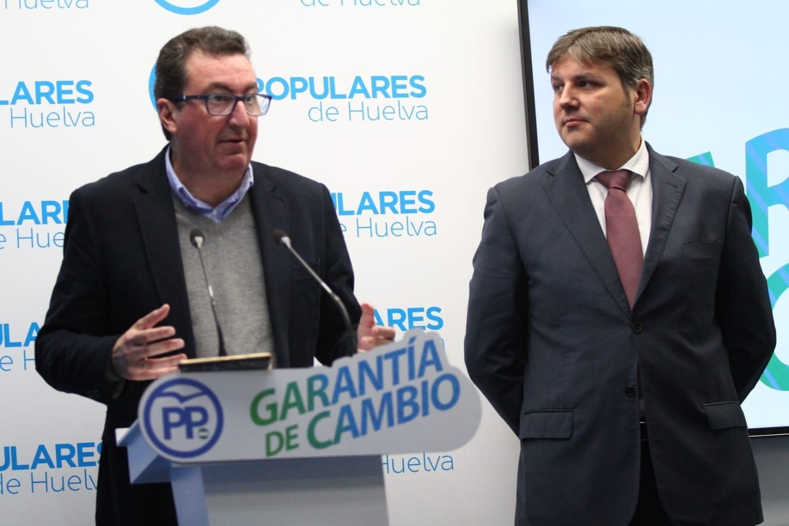 El presidente provincial del PP y el viceconsejero de Cultura y Patrimonio, esta mañana, en rueda de prensa.