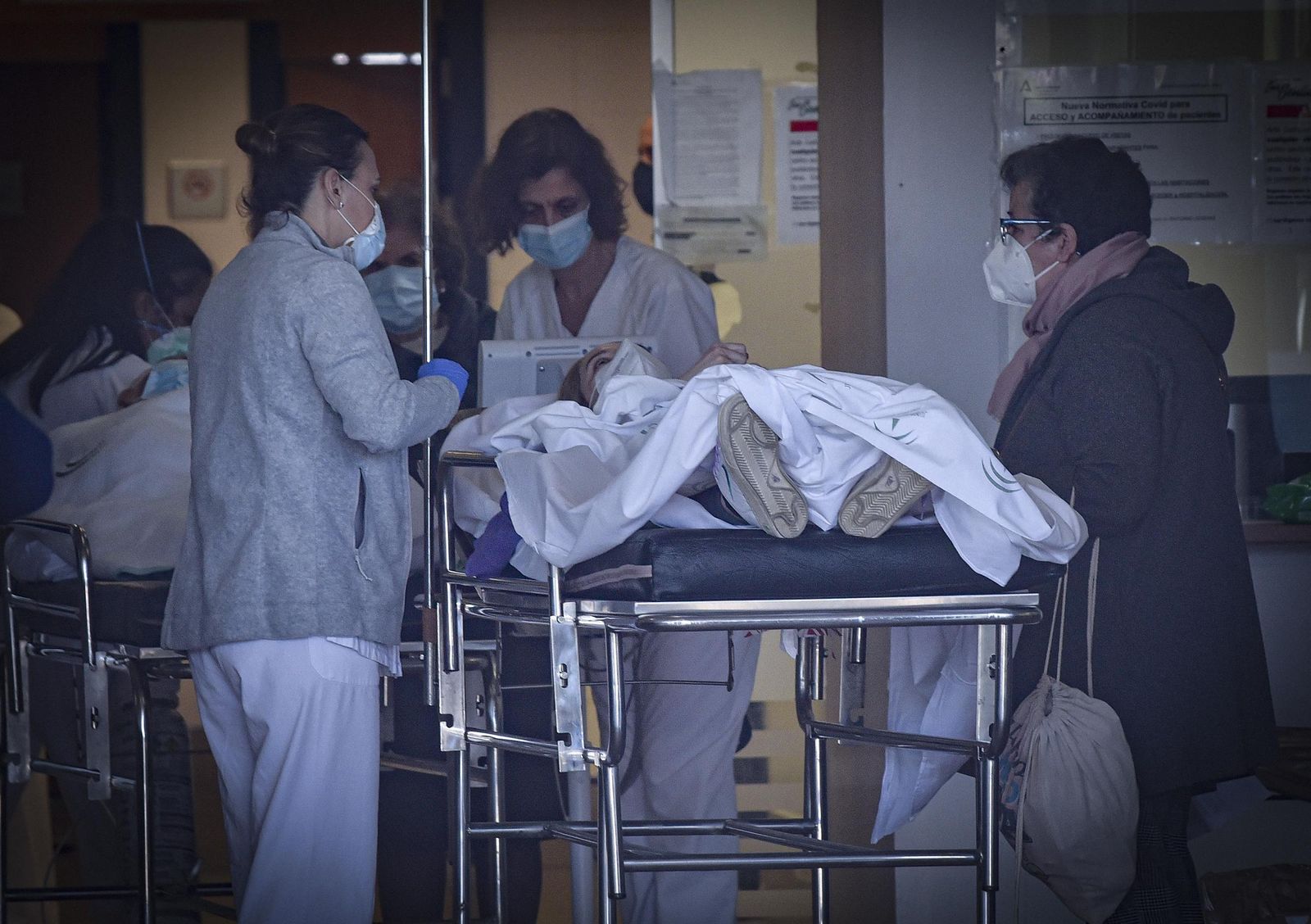 Dos sanitarias reciben a una paciente en las Urgencias del Hospital de Valme.