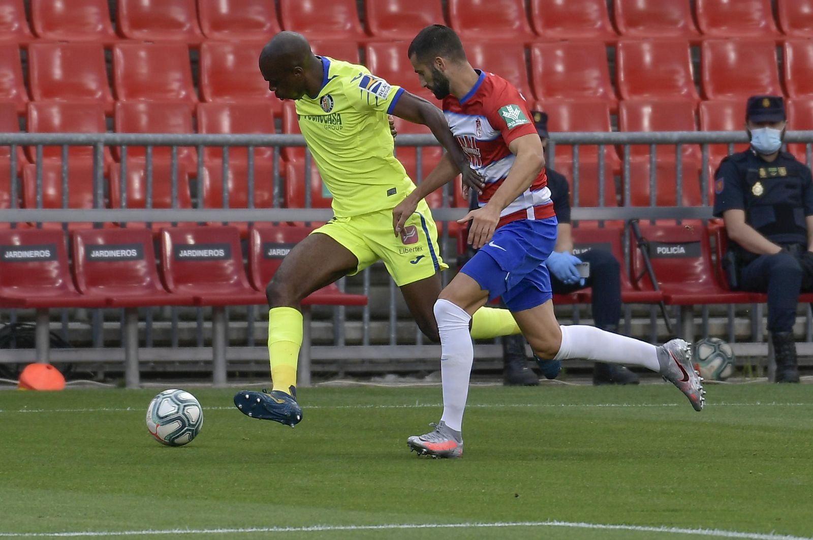 Gonalons presiona a Nyom durante una acción del choque