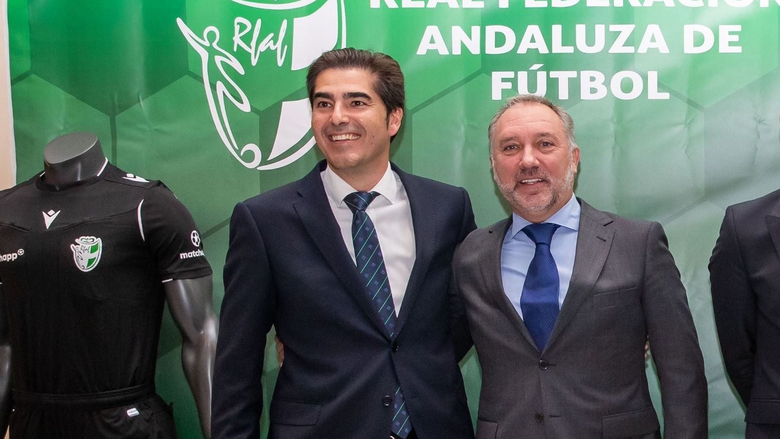 El presidente del Betis, Ángel Haro, posa sonriente junto a Medina Cantalejo.