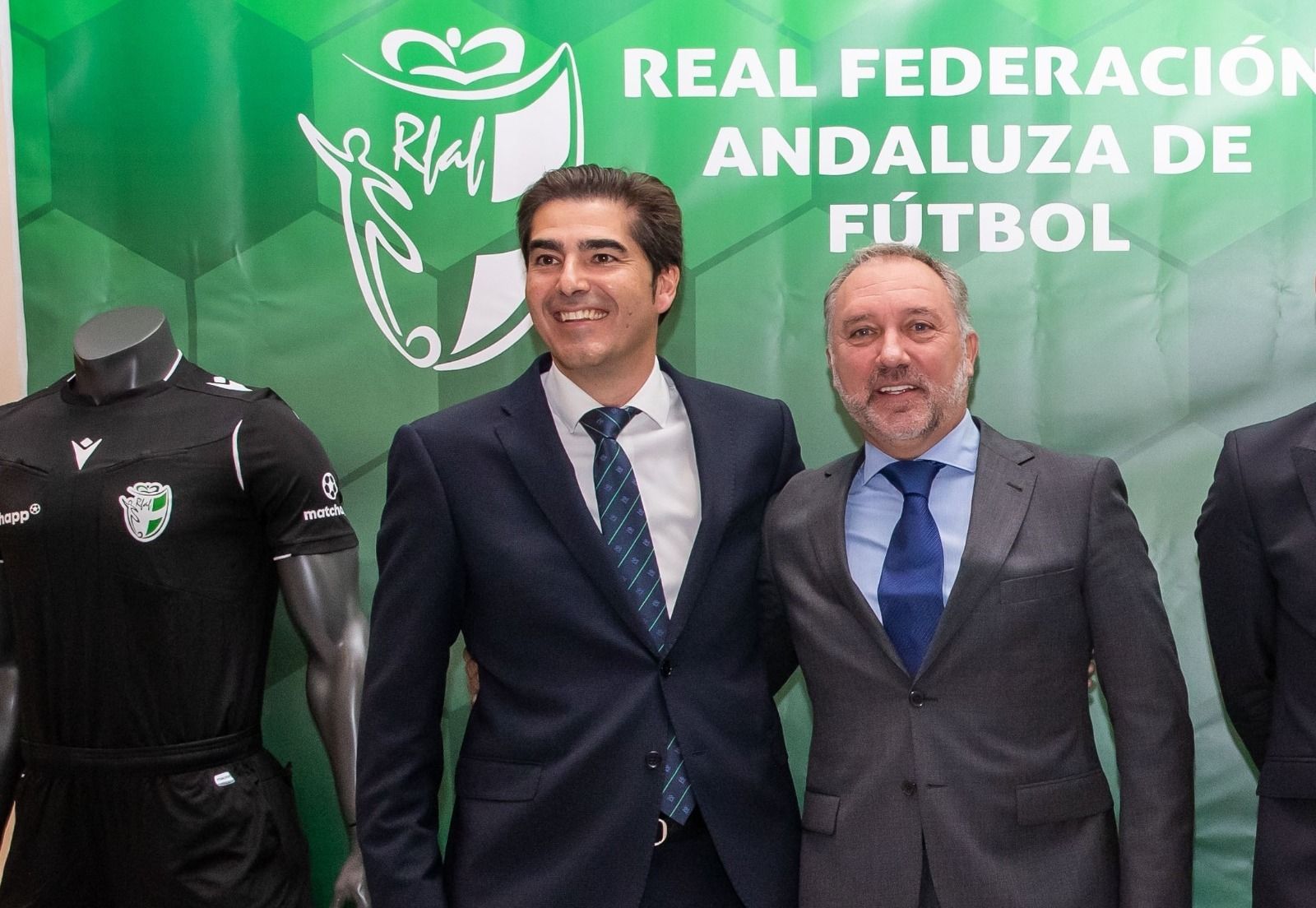 El presidente del Betis, Ángel Haro, posa sonriente junto a Medina Cantalejo.
