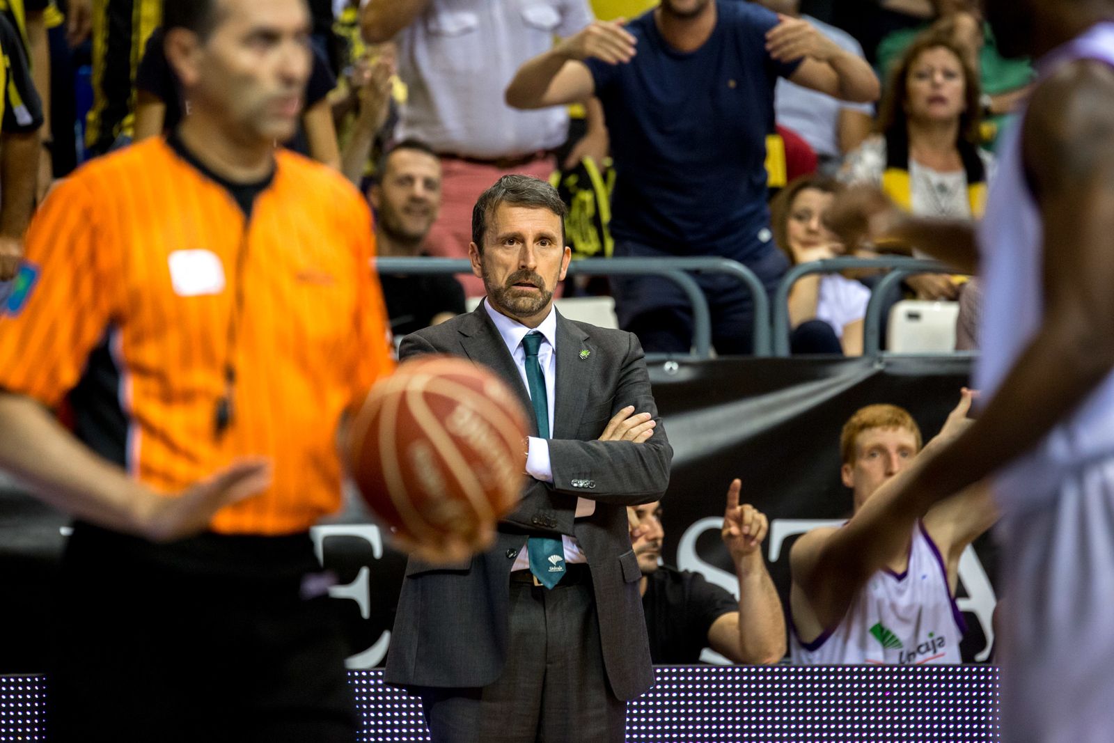 Joan Plaza, con un árbitro en primer término.