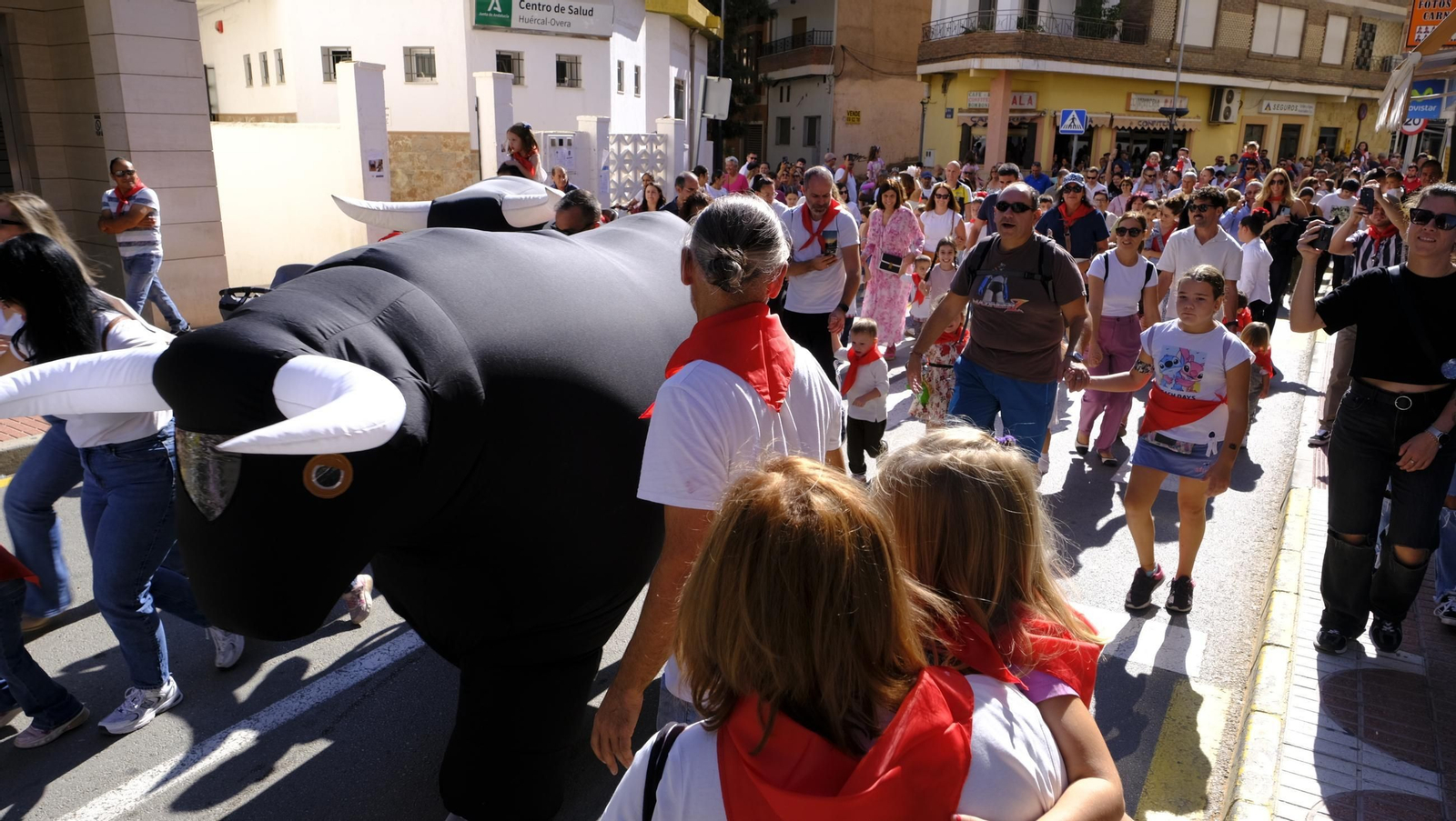 Encierro infantil y gigantes y cabezudos en las Fiestas de Huércal Overa, en imágenes