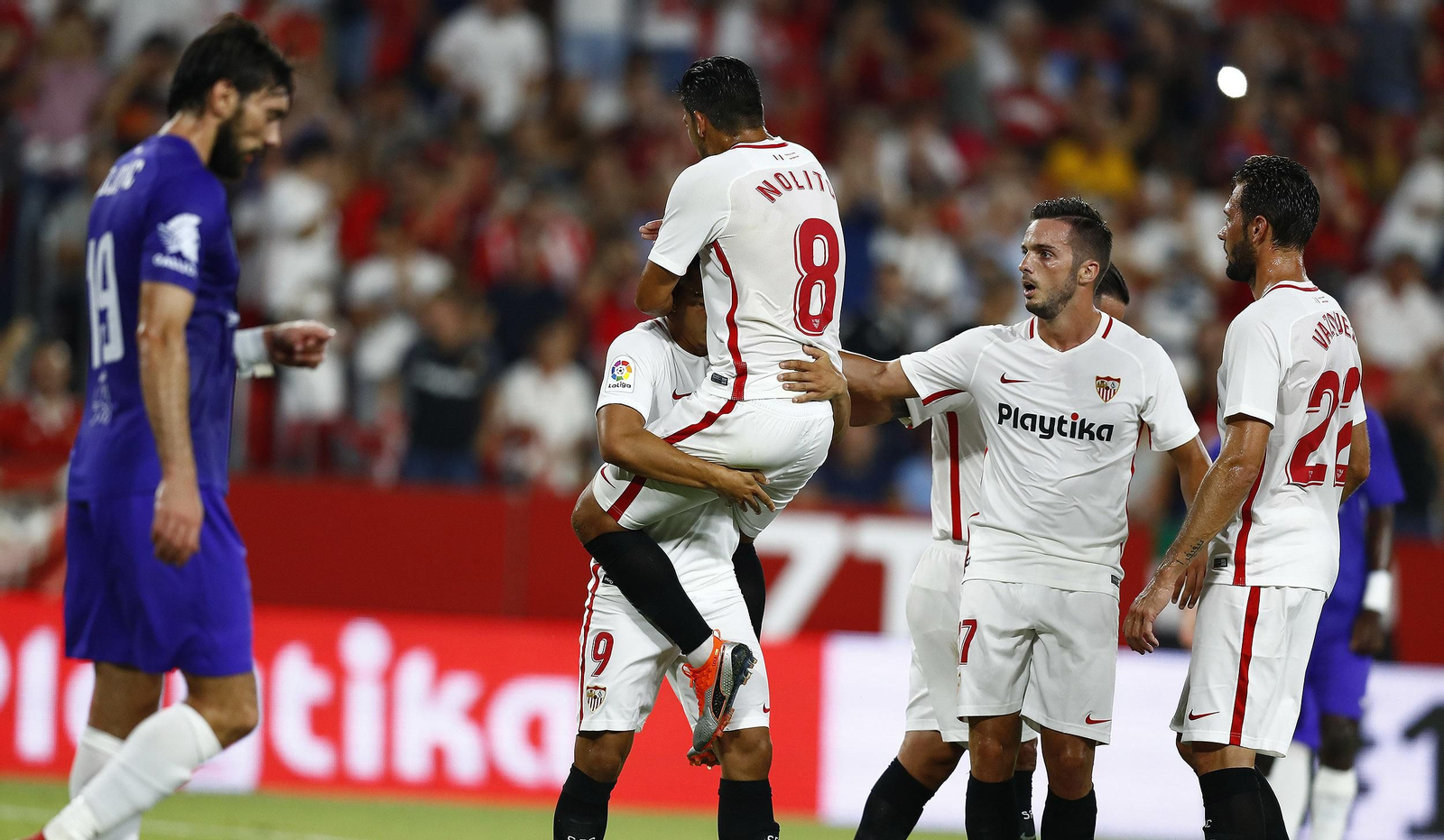 Los jugadores del Sevilla celebran uno de los goles al Újpest.
