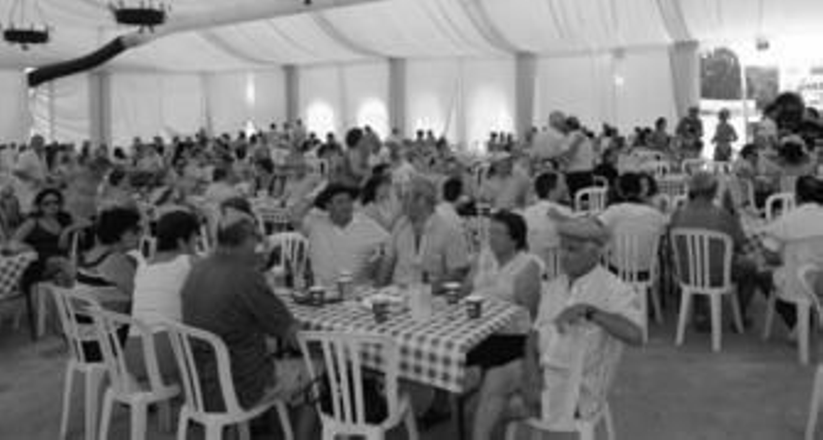 Los vecinos aprovecharon el último día de la feria para almorzar paella en la Caseta Municipal.