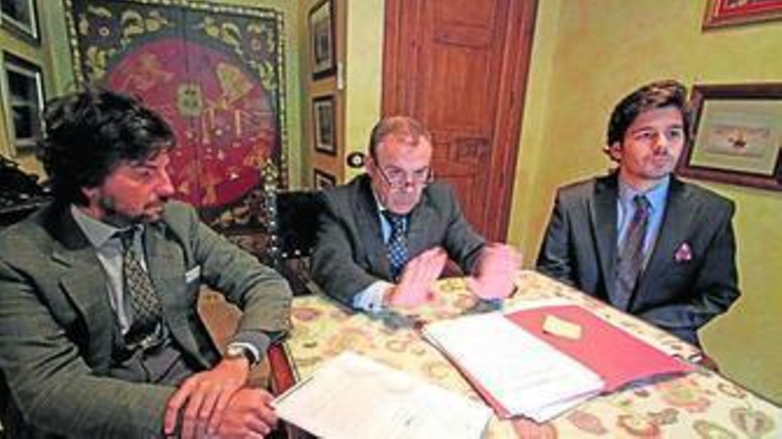 El abogado Juan Isidro Fernández, que defiende al padre del bebé, en el centro junto a otros dos compañeros del despacho.