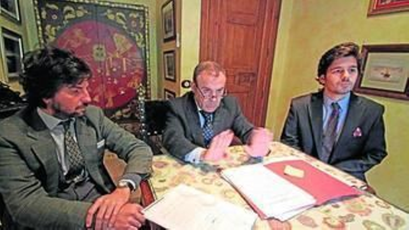 El abogado Juan Isidro Fernández, acompañado de sus compañeros Francesco Luca y José Luis Sánchez.