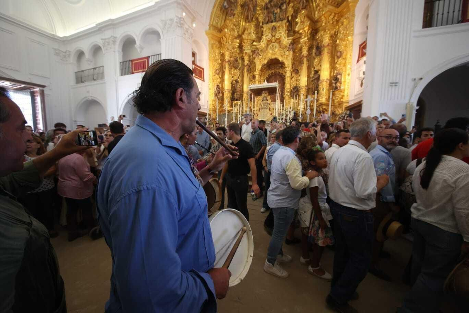 El Simpecado de Jerez a los pies de la Virgen del Rocío