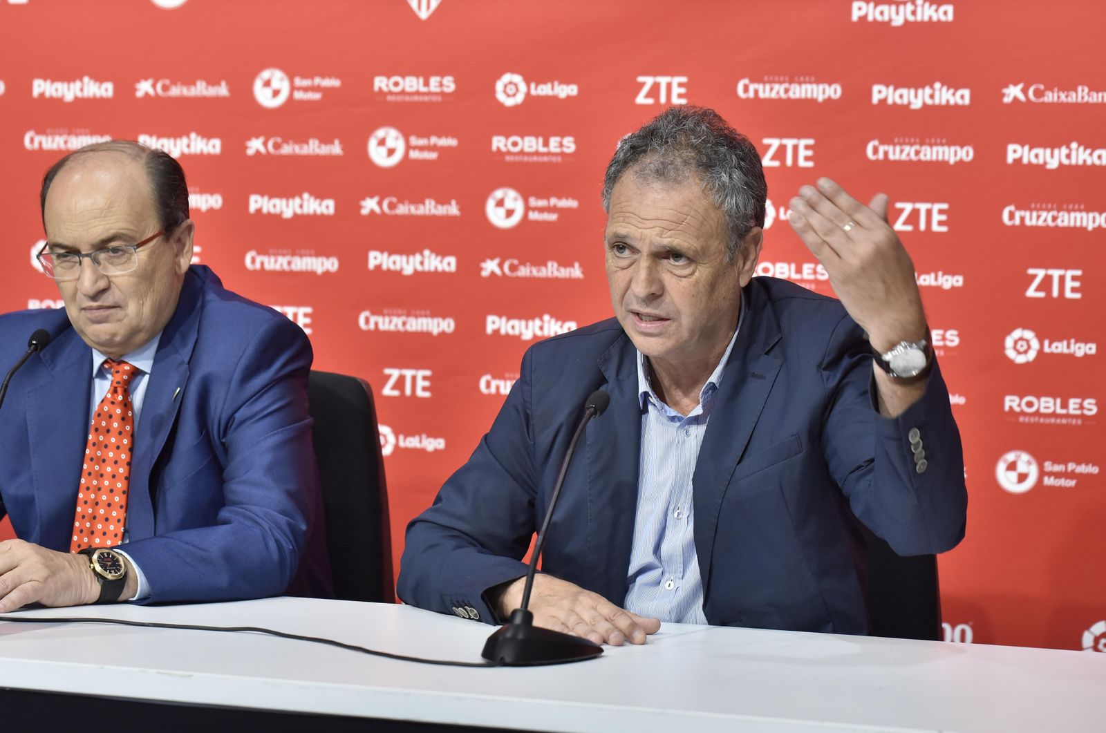 Joaquín Caparrós, en la presentación de Andre Silva junto a José Castro.