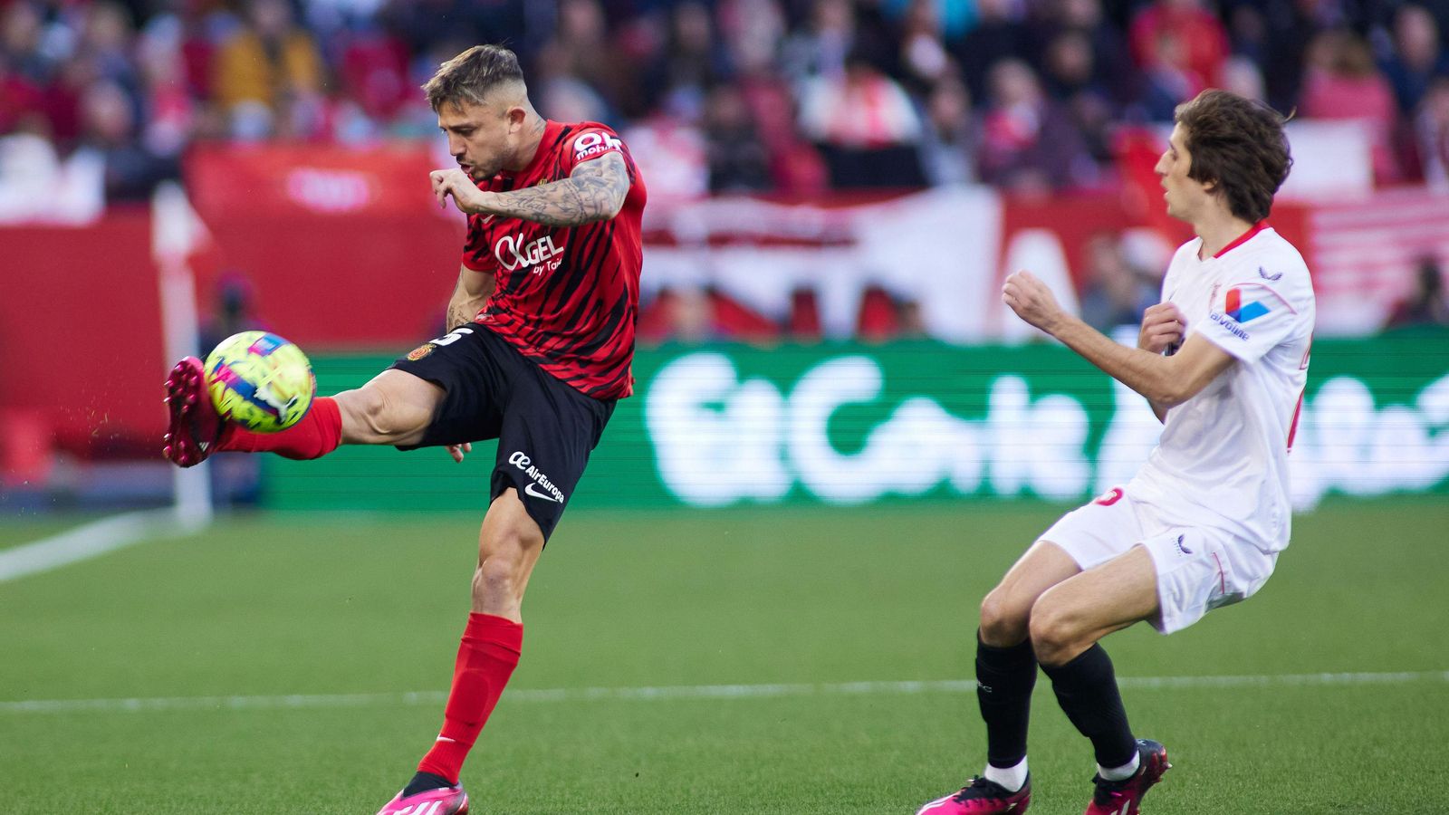 Bryan Gil trata de presionar a Pablo Maffeo.