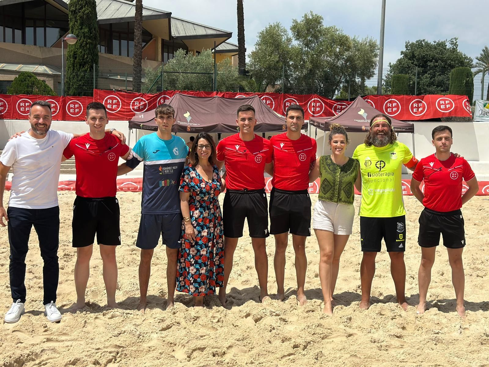 Las autoridades, durante su visita al evento.