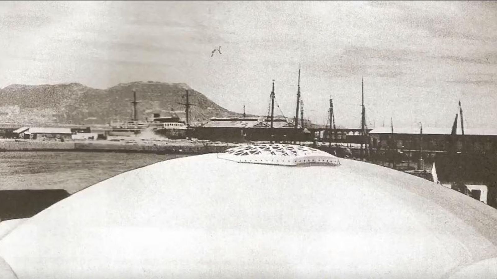 La famosa cubierta del mercado de Algeciras con el Peñón al fondo.