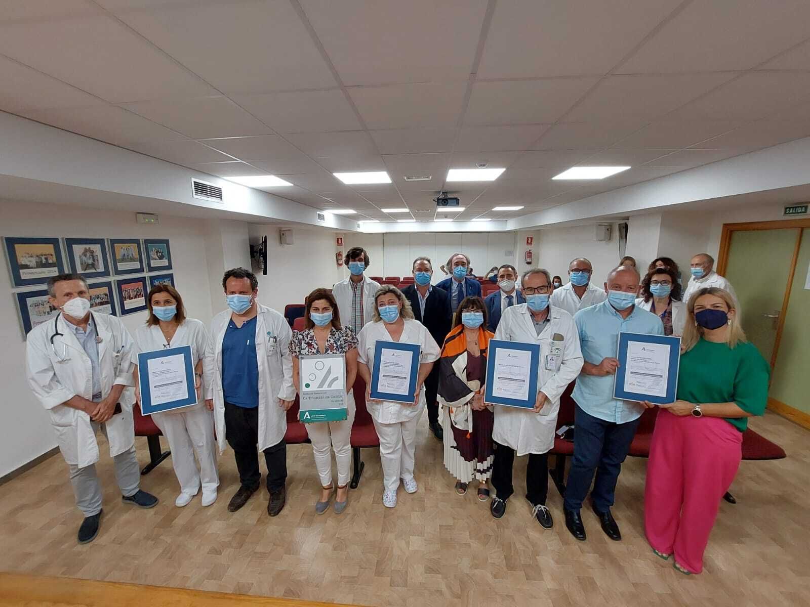 Representantes del Área de Gestión Sanitaria Sur de Granada tras recibir la certificación de la calidad de su gestión.