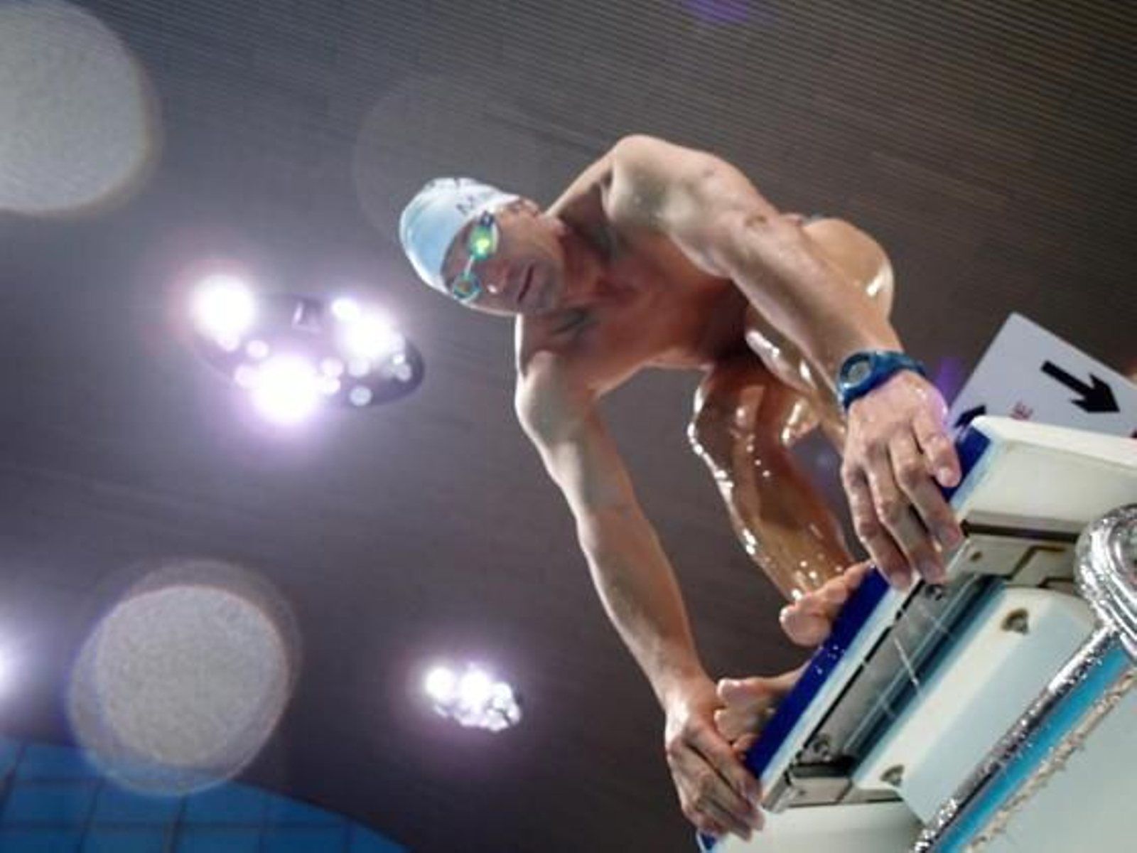 Calentamiento en la piscina en Londres, Francisco Lora.