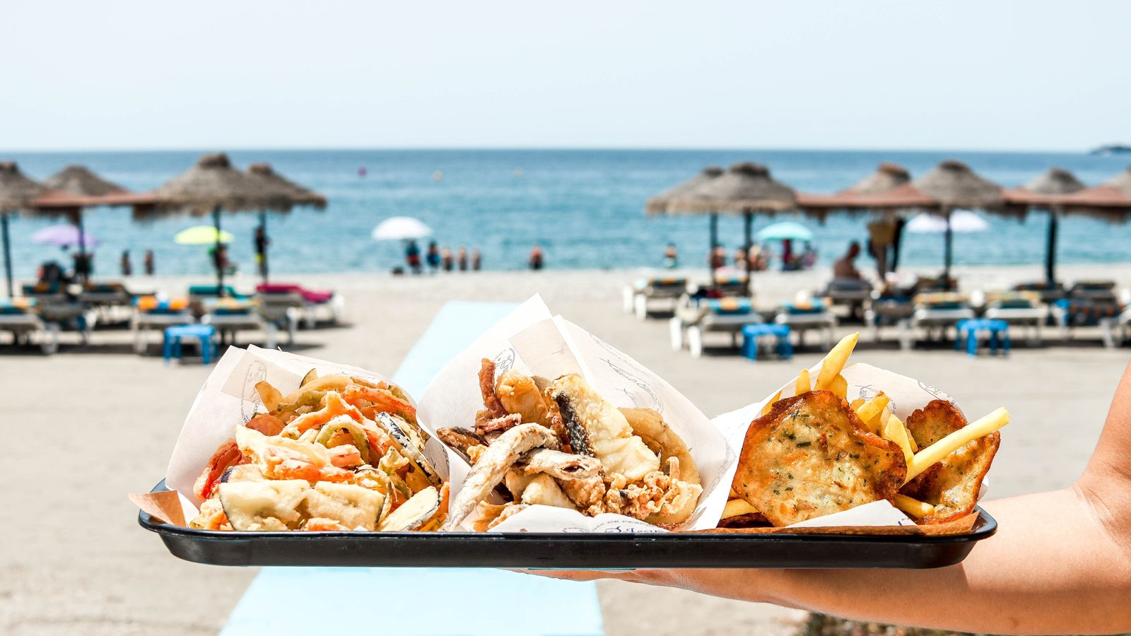 Los clientes pueden elegir de entre una gran variedad de productos del mar.