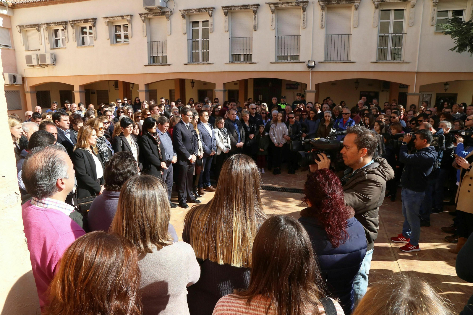 Centenares de personas acuden al minuto de silencio celebrado en Íllora para condenar el asesinato machista de Ana.