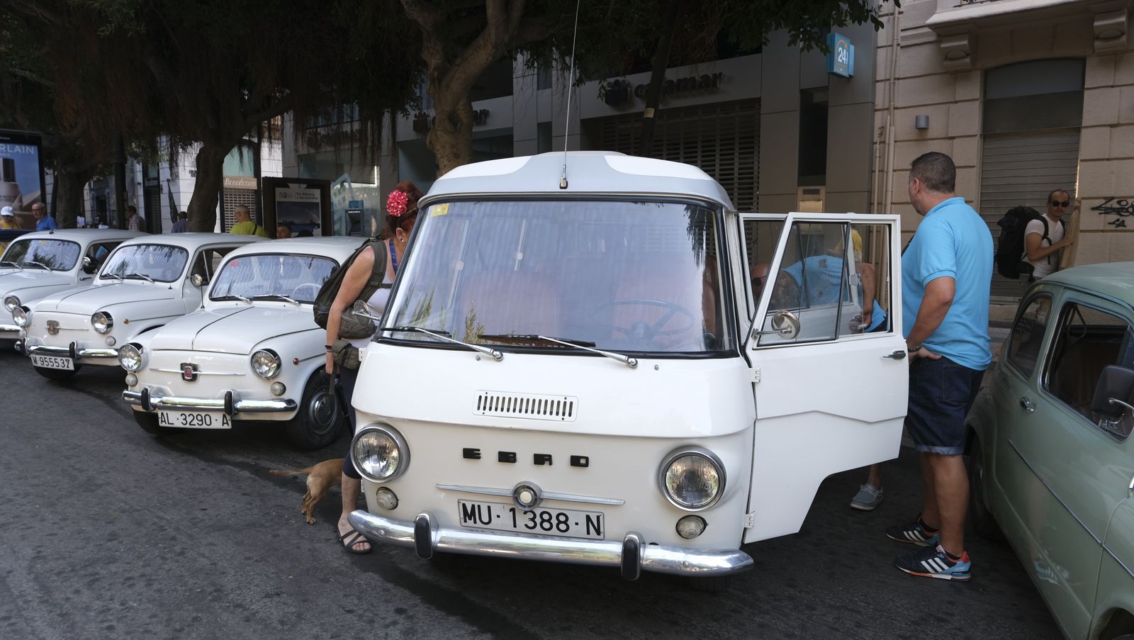 Imágenes de la exposición de Amigos del Seat 600 y Mini Cooper, en la Feria de Almería