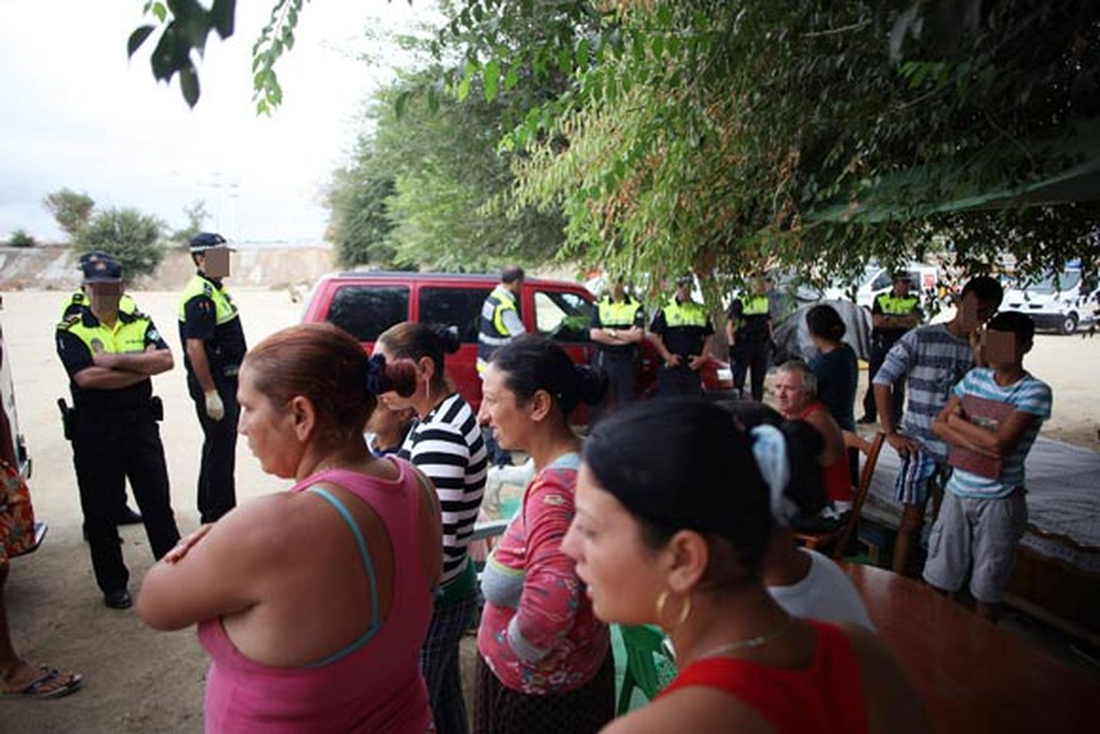 El Ayuntamiento desmantela 190 tiendas y 15 chabolas en el Charco de la Pava