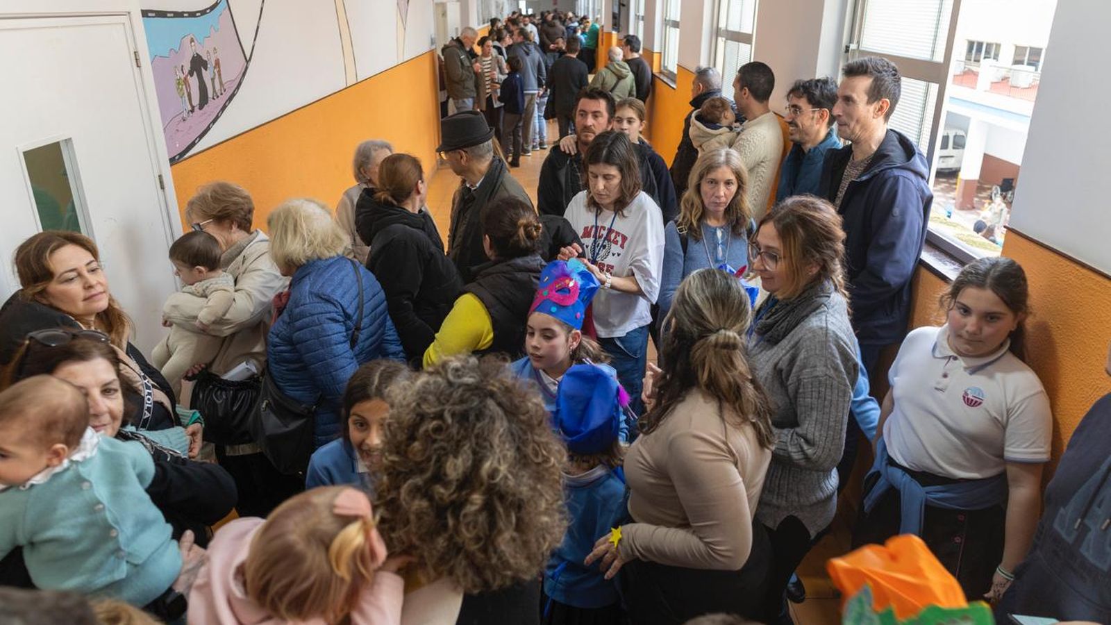 Público en uno del os pasillos del centro.