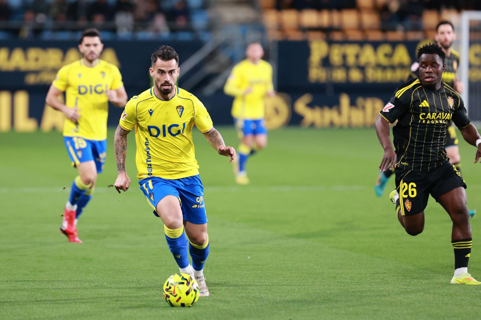 Suso con el balón en el Cádiz-Zaragoza.