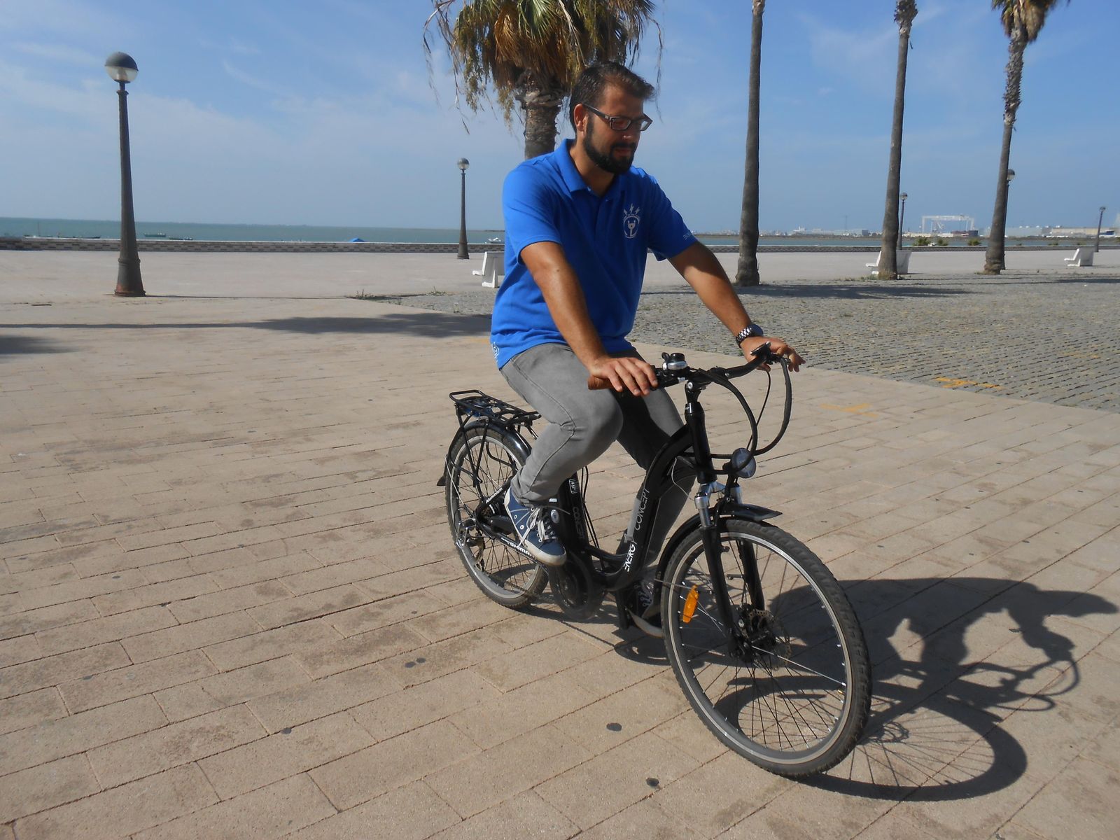 Uno de los técnicos que participaron ayer en el taller de bicis eléctricas.