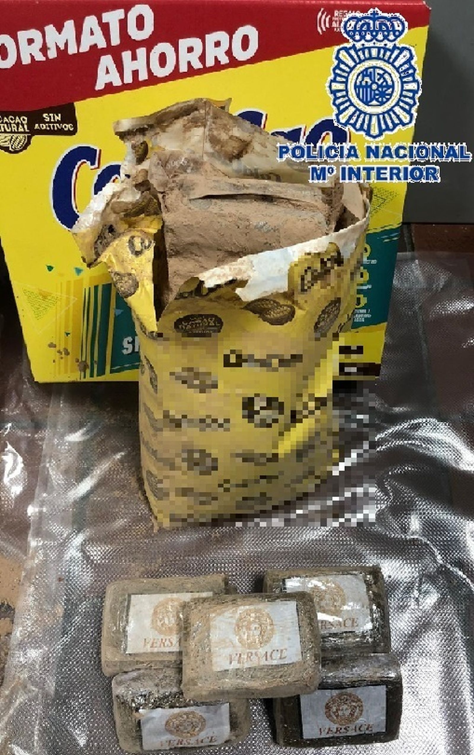 Paquetes de cacao en polvo incautado a las detenidas.