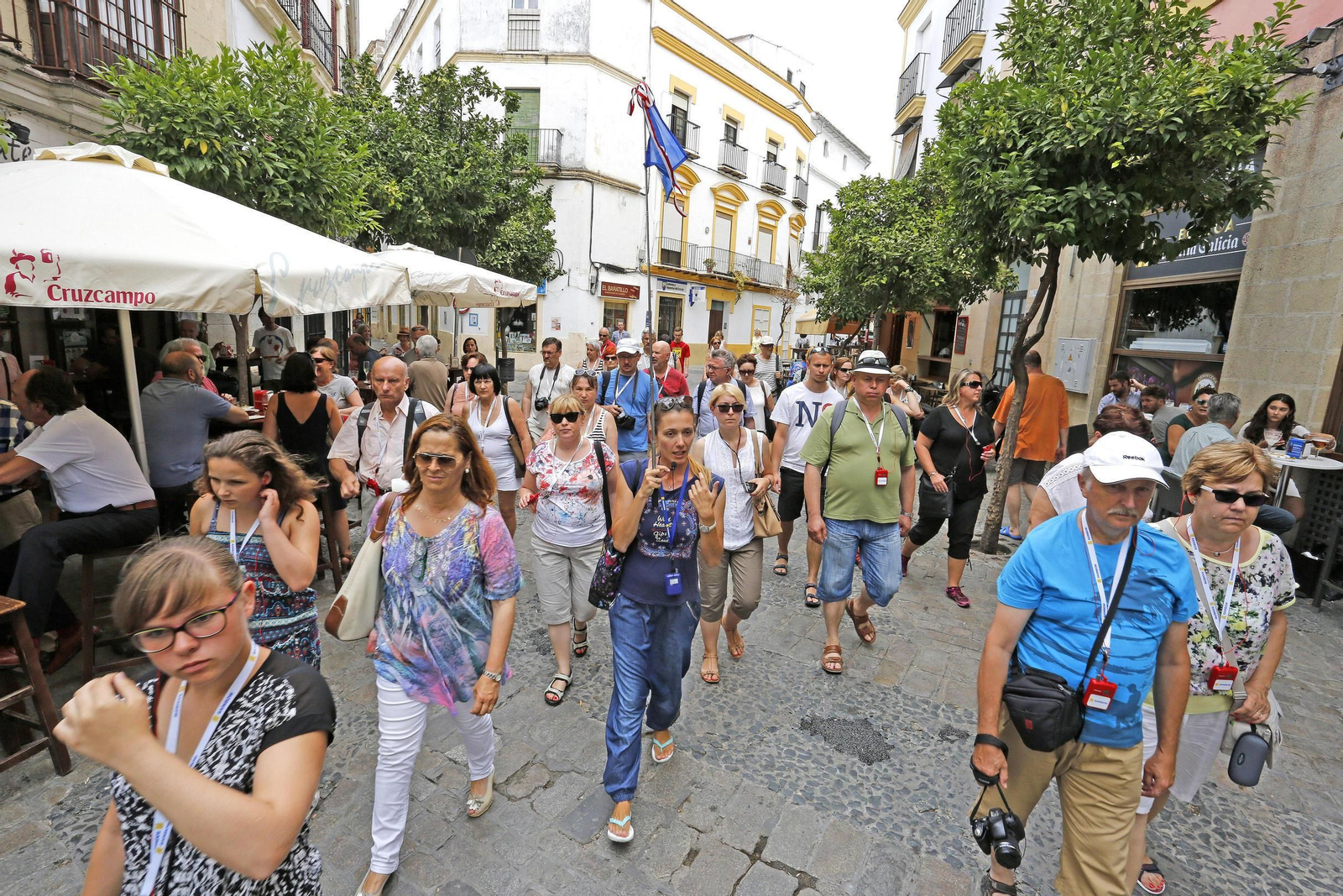 Un grupo de turistas de visita a la ciudad acompañados por una guía, días atrás en las calles del centro.