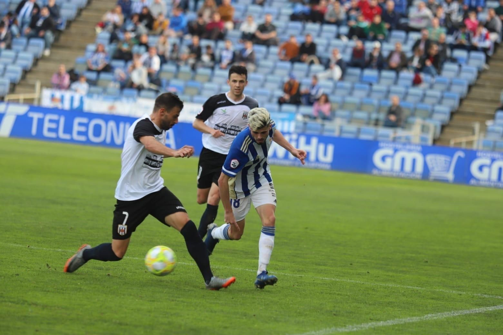 Isi Ros intenta marcharse de un rival en el duelo de esta tarde.