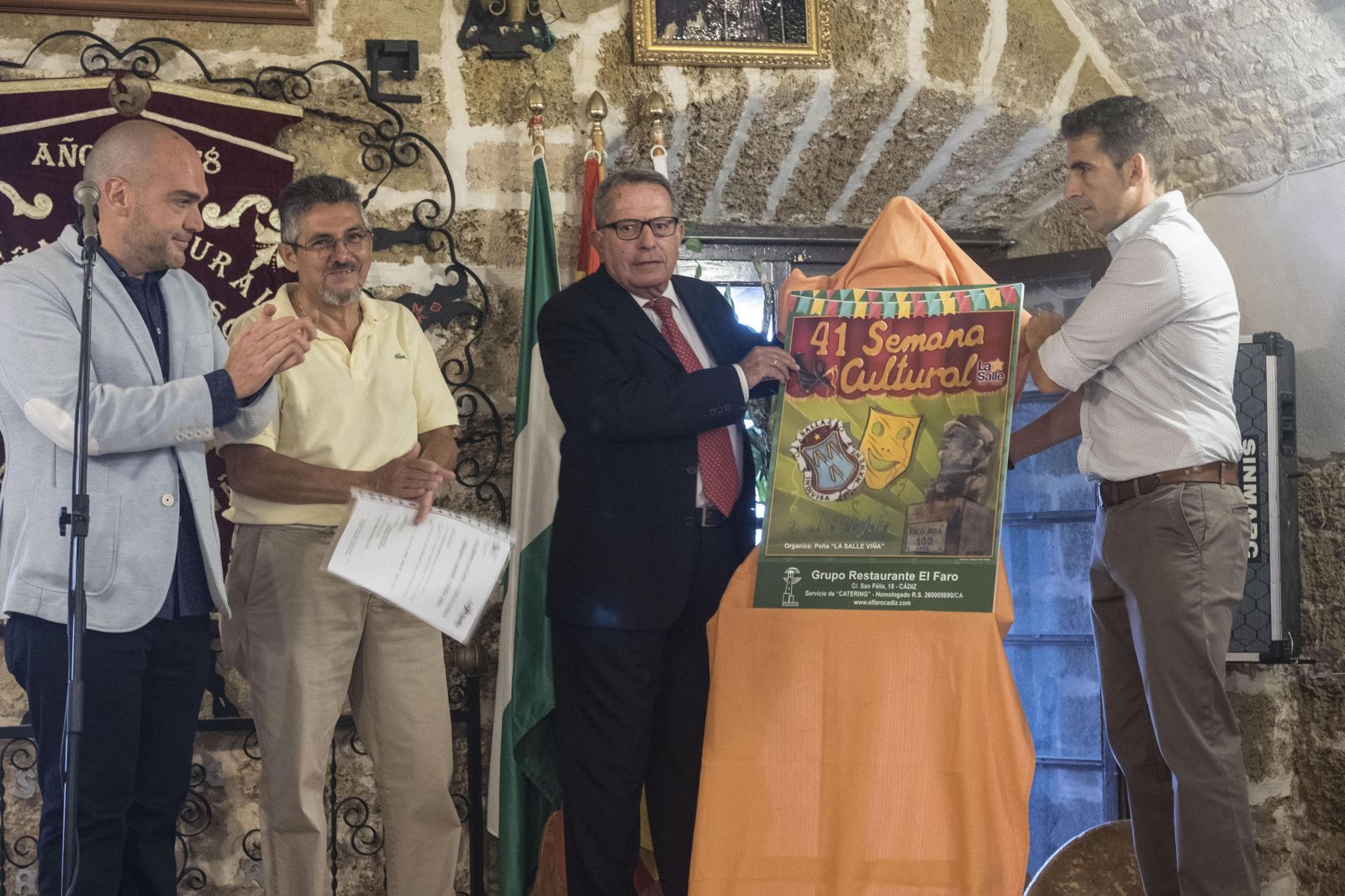 El presidente de La Salle Viña, José Luis Fatou, y el autor del cartel, Manuel Sánchez, descubren la obra.