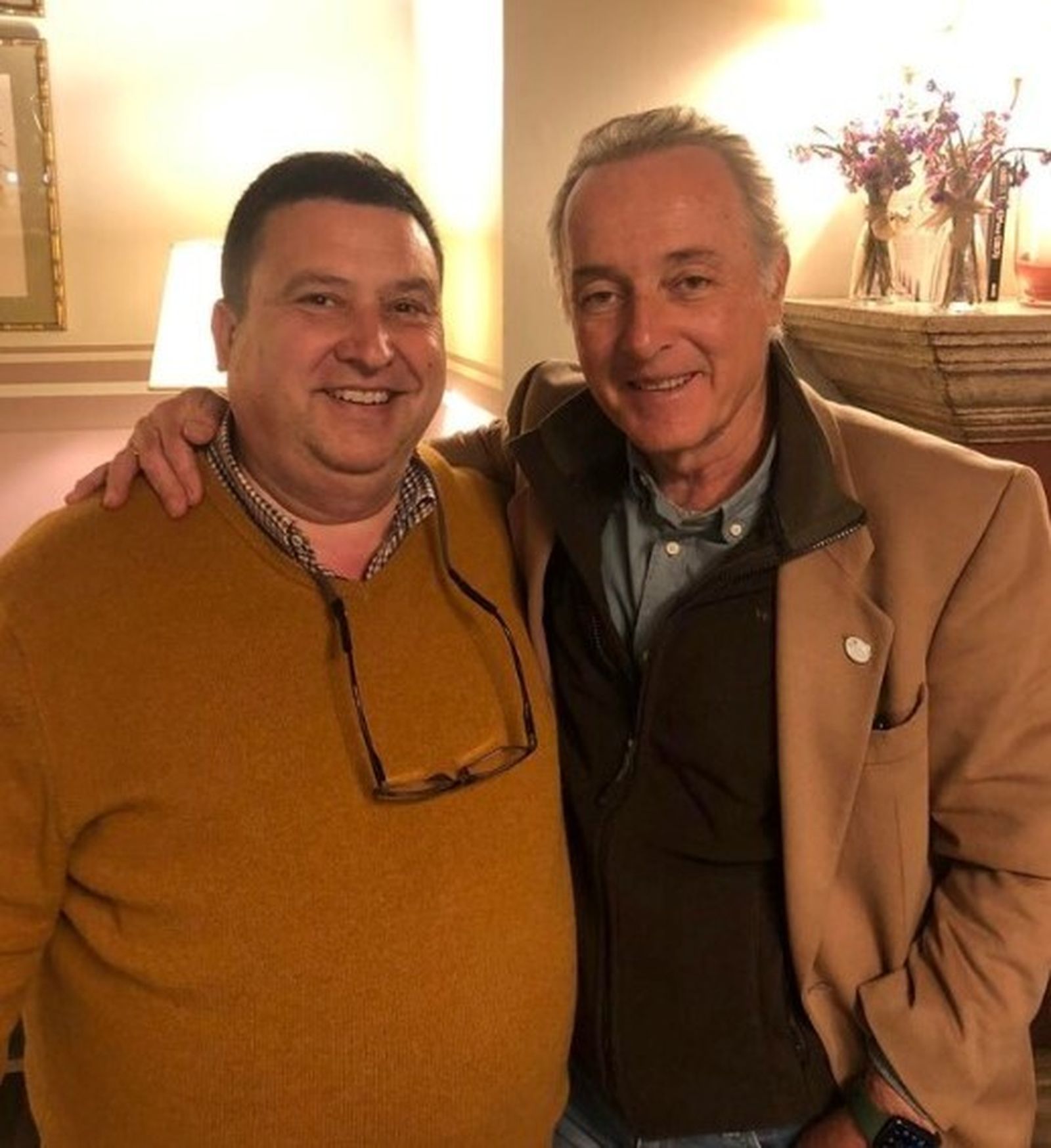 El cantante sevillano disfrutó de una agradable cena con amigos en el restaurante cordobés Misa de Doce