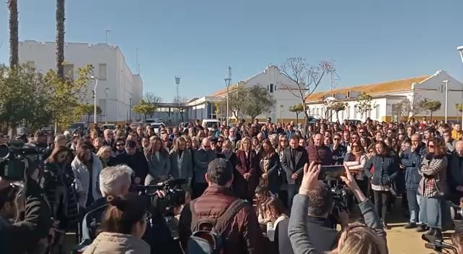 Silencio sobrecogedor en la Universidad de Huelva en memoria de Andrea, Sara y Miguel