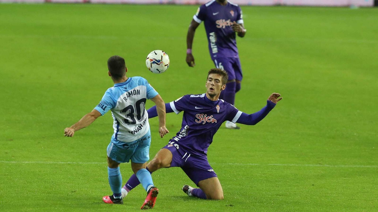 Otra acción de Ramón en la que superó a su rival.