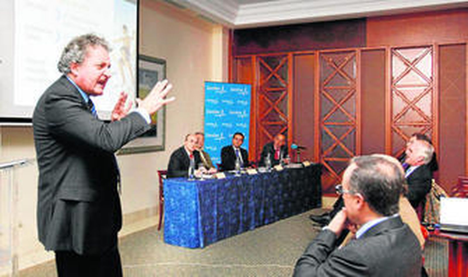 Imagen del encuentro entre responsables de Sanitas y la clínica chiclanera, ayer en el Hotel Barrosa Park.