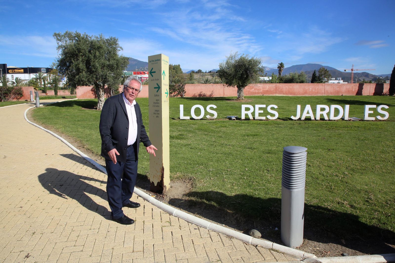 El teniente de alcalde de San Pedro, Rafael Piña, en el parque de Los Tres Jardines.