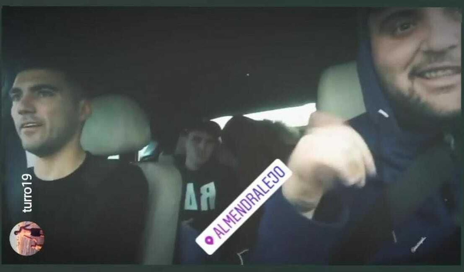 El futbolista José Antonio Reyes y los otros dos ocupantes del coche accidentado en una imagen publicada en el perfil de Instagram de uno de ellos, @turro19.