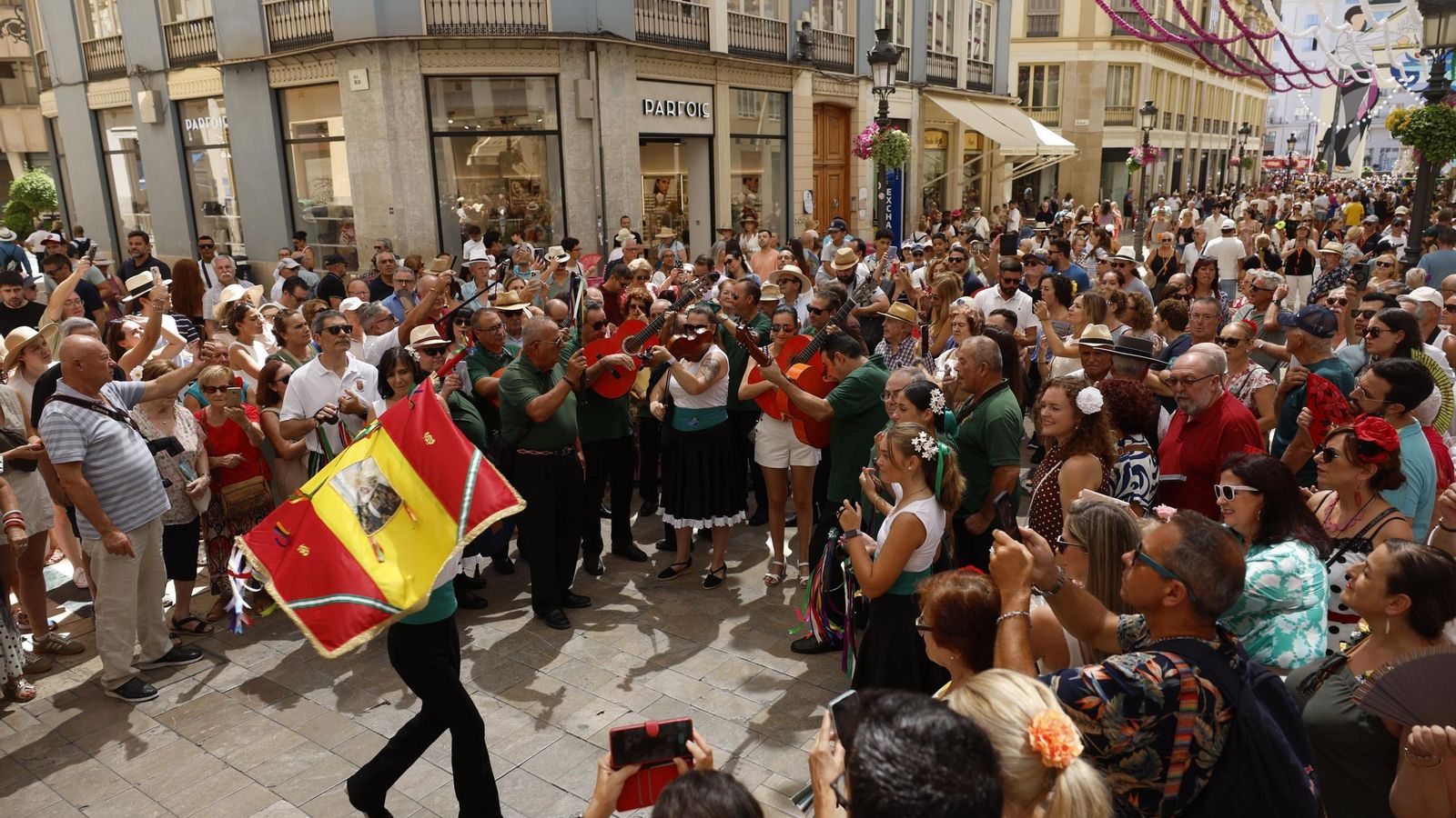 Un grupo de Verdiales actuando en el centro.