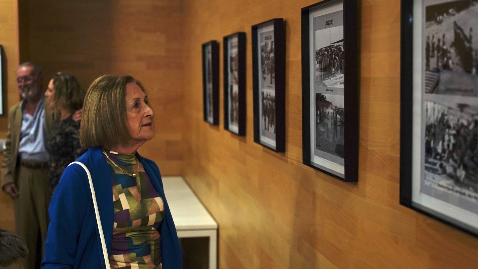 Fotos de la exposición de fotos históricas de Miguel Ángel del Águila sobre la OPE, en la José Luis Cano