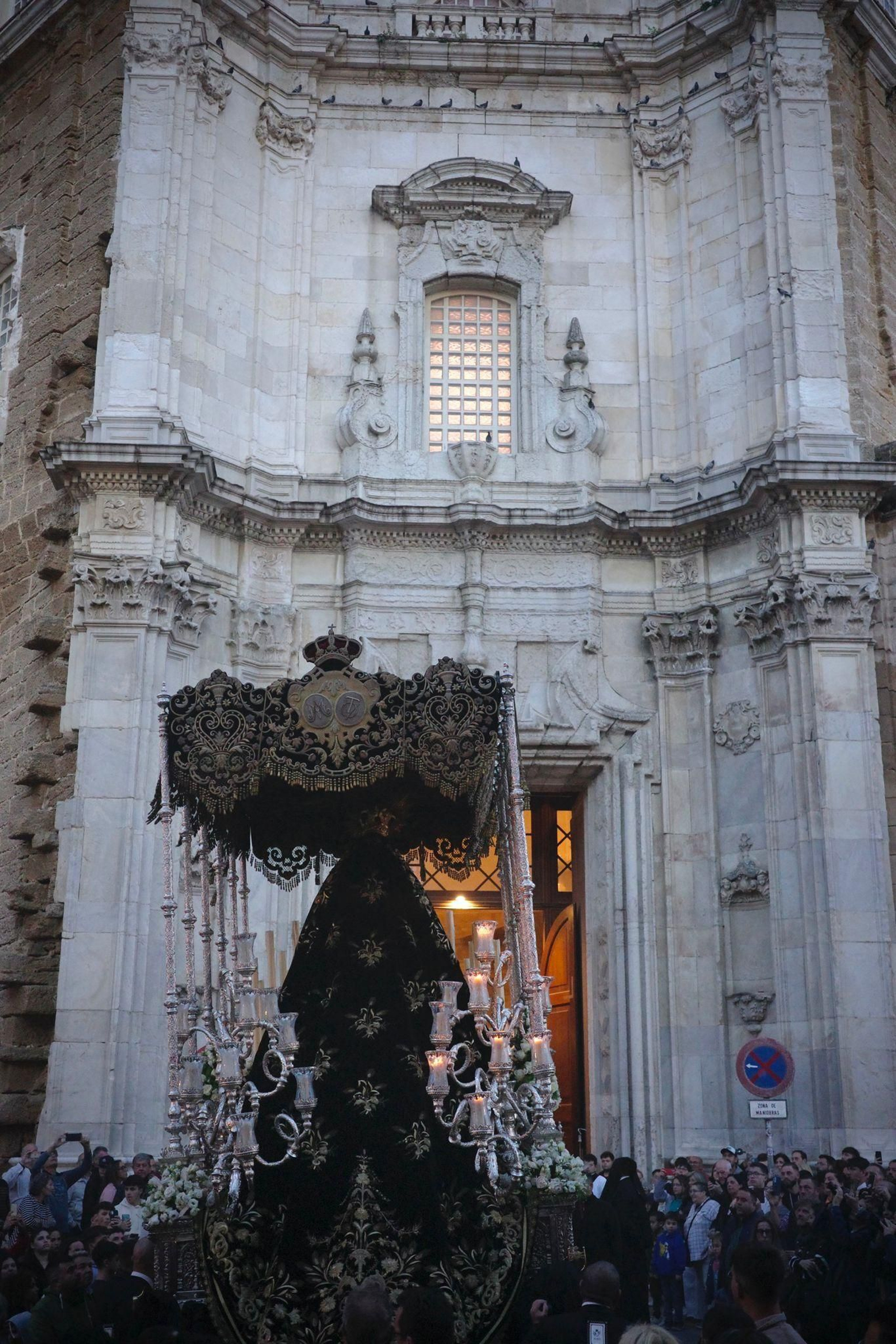 Imágenes de la procesión de la Virgen de los Dolores de Servitas en Cádiz