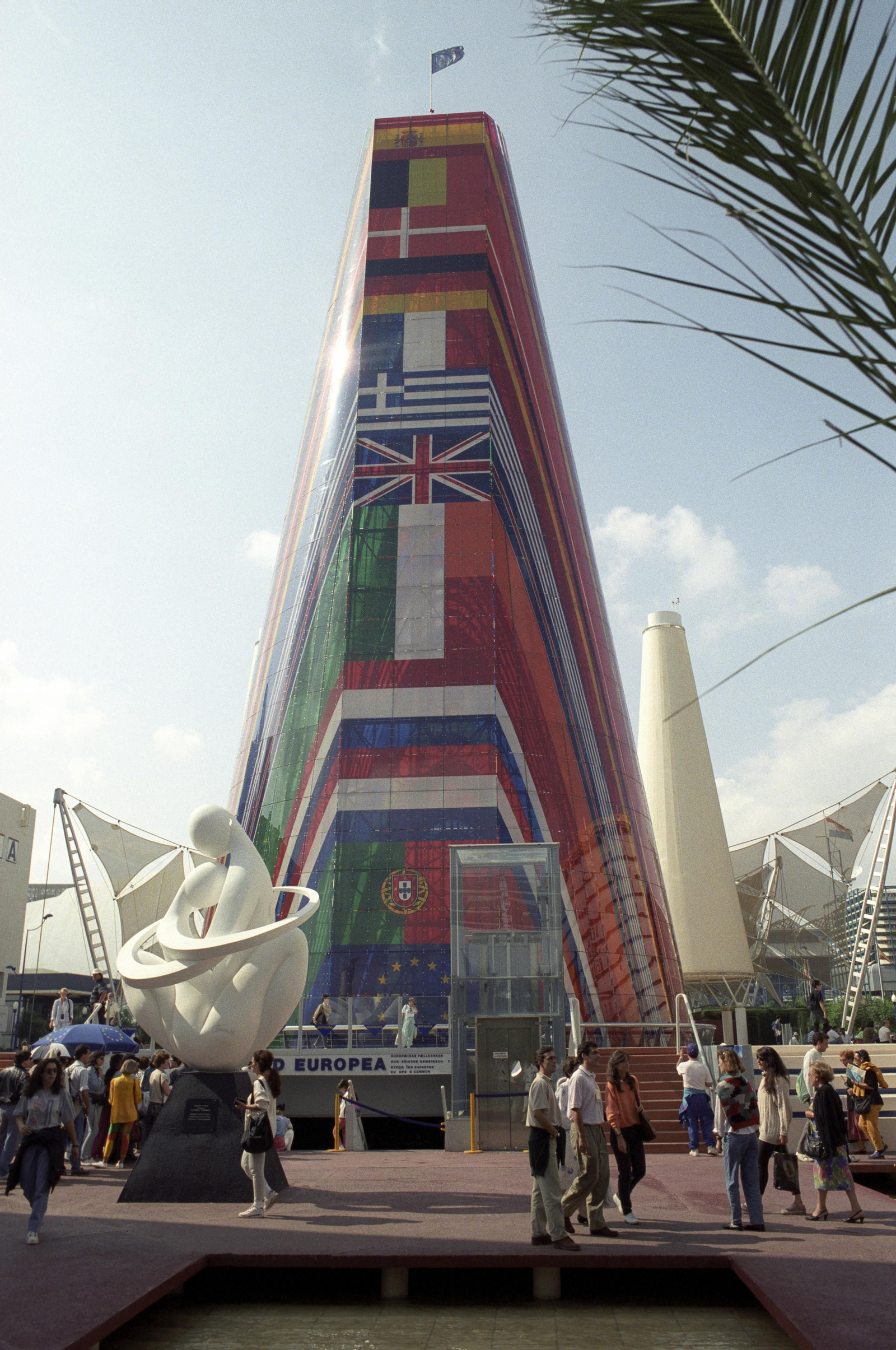 Pabellón de la Comunidad Europea. Aunque está muy deslucido actualmente, sigue en pie.