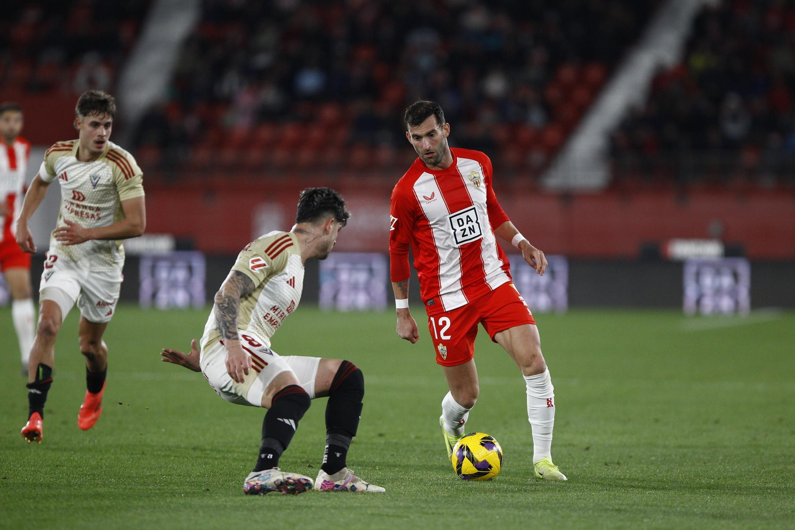 La U.D. Almería se impone por 1-0 al C.D. Mirandés y alcanza la segunda plaza, en imágenes